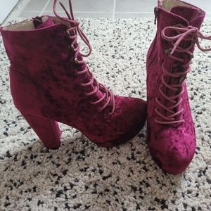 Womens boots size 7 but fit like 7/8